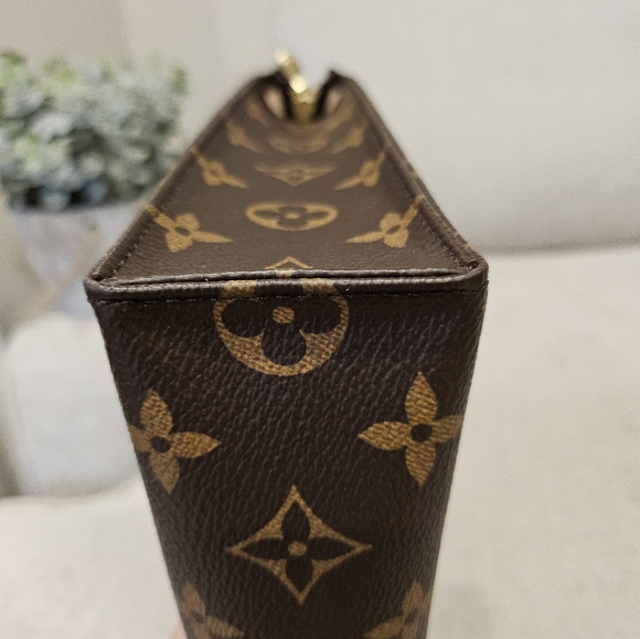 Almost New Louis Vuitton Toiletry Bag 26 - Picture 8 of 15